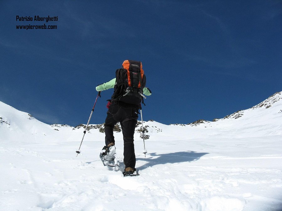 04-Ormai al passo forcella Rossa,sempre con le ciaspole.JPG - 04-Ormai al Passo Forcella Rossa,sempre con le ciaspole